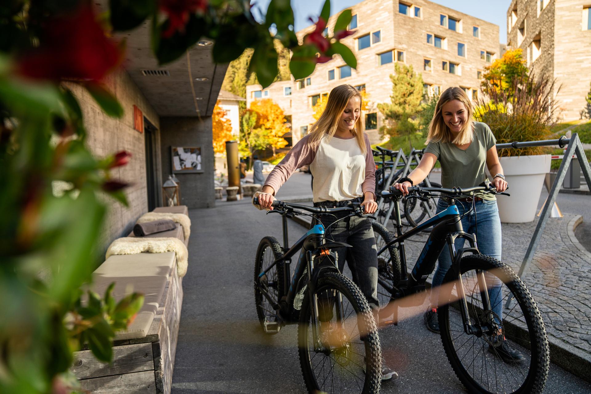 Frauen mit Fahrrad Bike to Work Rekord Weiße Arena Gruppe Nachhaltige Aktien