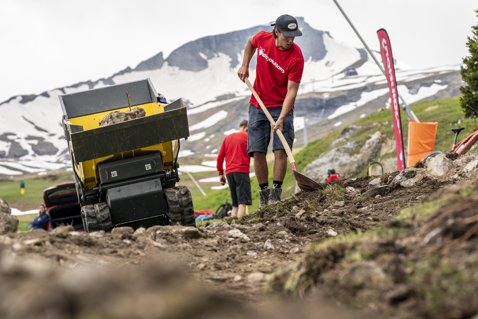 mann auf baustelle bau nagens trail spatenstich investments weiße arena gruppe