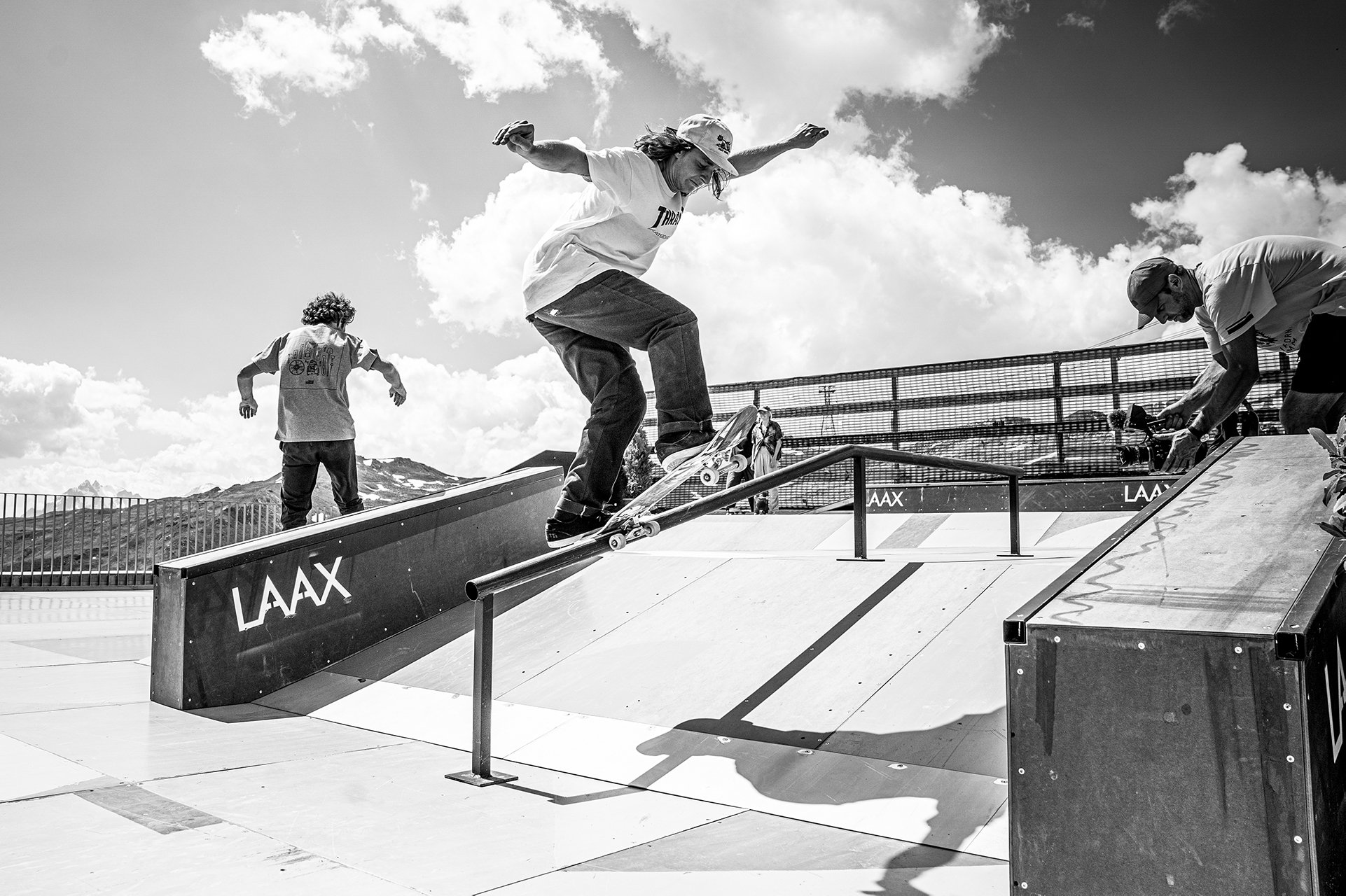 skateboarder im skatepark laax alpen weiße arena gruppe sport investment