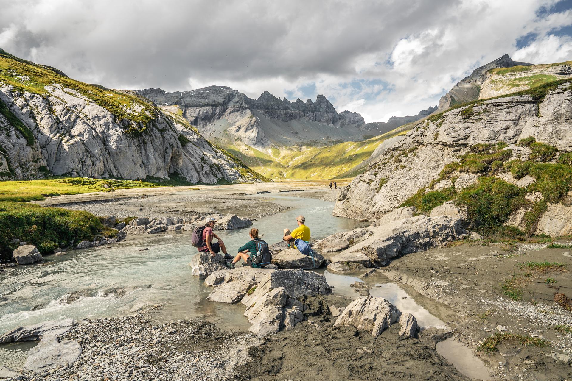 Alpen Panorama Wanderer am Alpenfluss Outdoor Experience Tourismus Aktien Weiße Arena ruppe