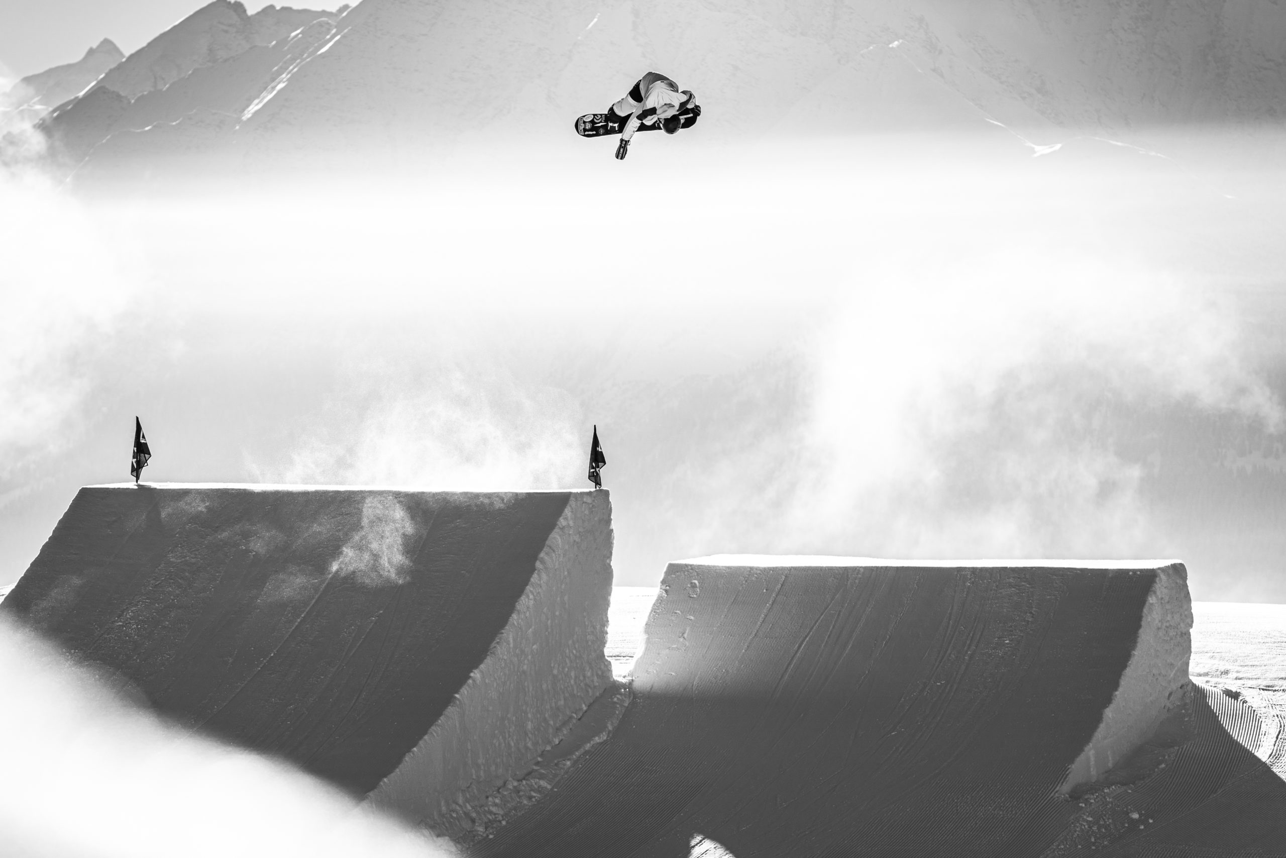 Snowboarder beim Freestyle Jump Snowboard Mood Bild Weiße Arena Gruppe