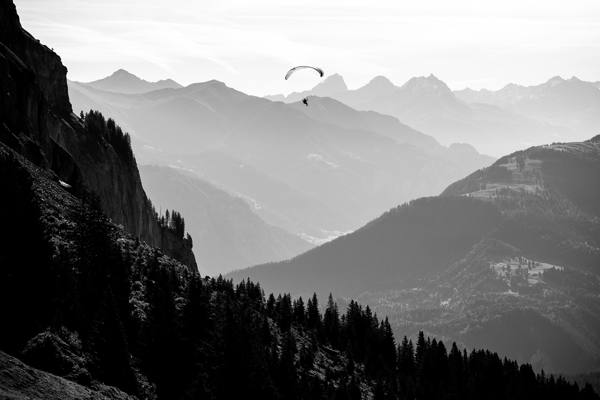 Fallschirmspringer Alpen Laax Moodbild Aktionärsprogramm Weiße Arena Gruppe Hotel & Gastronomie Investor Relations