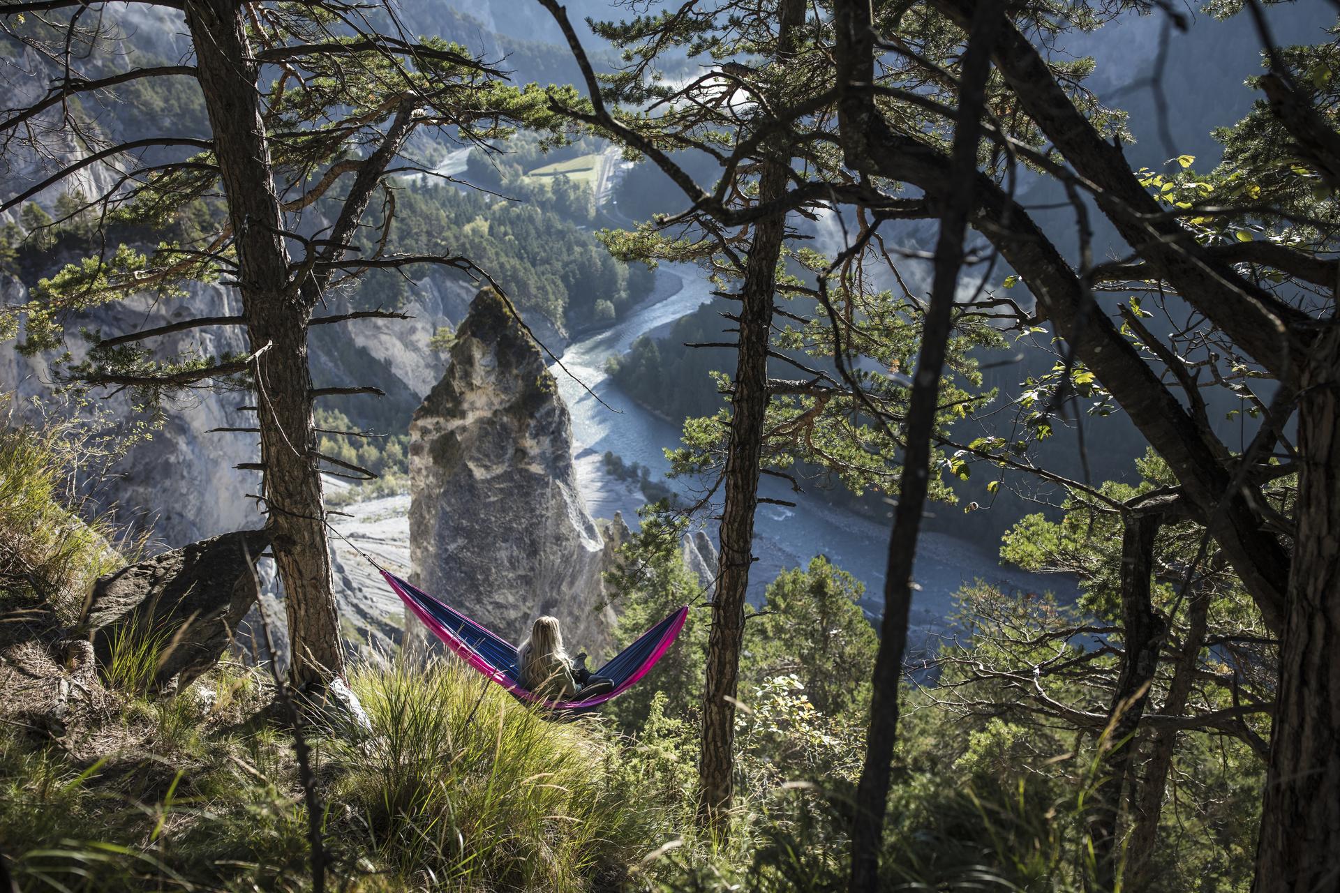 Frau in Hängematte mit Alpenblick Tourismus Investitionen Weiße Arena Gruppe