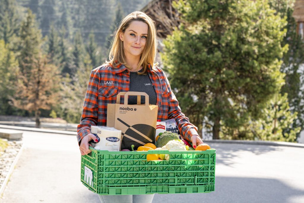Frau mit Einkaufskorb Food Delivery Corona Erfindungen Investments Laax WAG