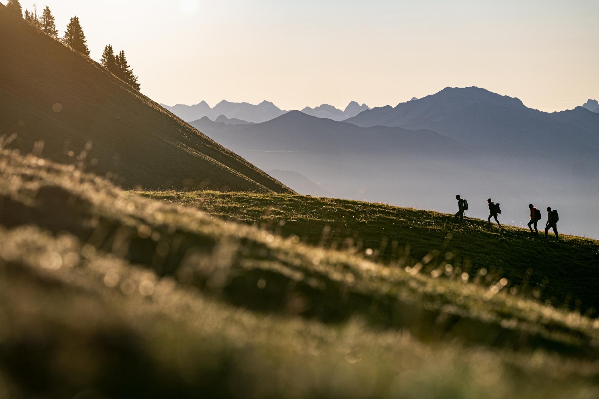 Wanderer in den Alpen Investieren in die Weiße Arena Gruppe