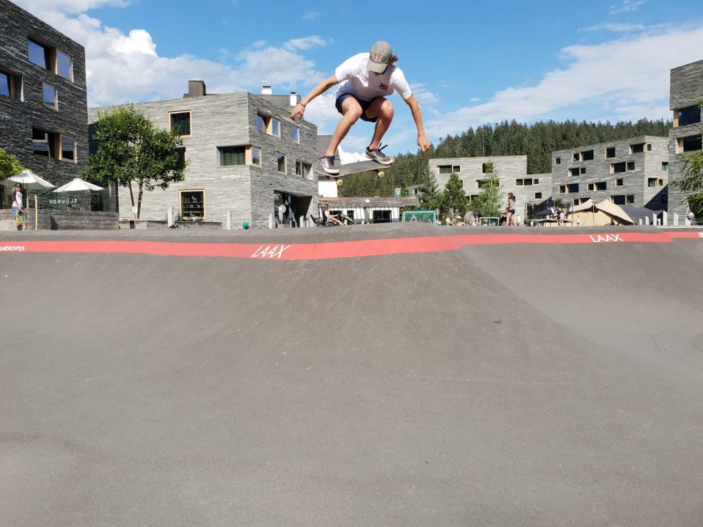 Skateboarder in Laax Freestyle Sporthotel Aktien Hotellerie Weiße Arena Gruppe